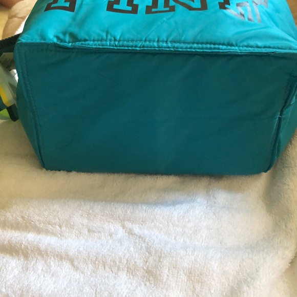 Vintage NWT PINK Victoria’s Secret Cooler with Iconic PINK Dog Key Chain. - Picture 12 of 13